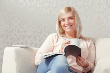 Kadın evde dergisi okur