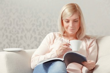 Kadın evde dergisi okur