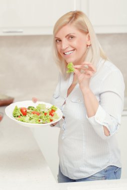 Kadın salata mutfakta aşçılar