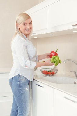 Kadın aşçılar salata öğle yemeği için