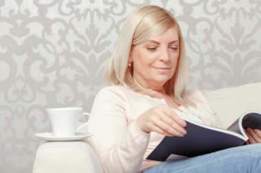 Kadın evde dergisi okur