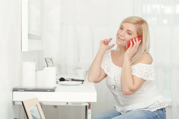 Woman speaks over the phone — Stock Photo, Image