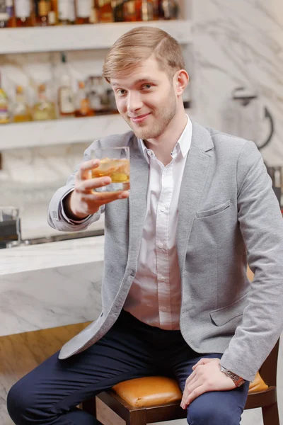 Uomo con un cocktail al bar — Foto Stock
