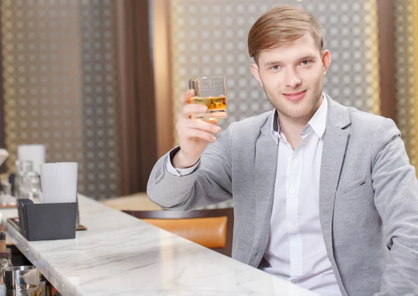 Uomo con un cocktail al bar — Foto Stock