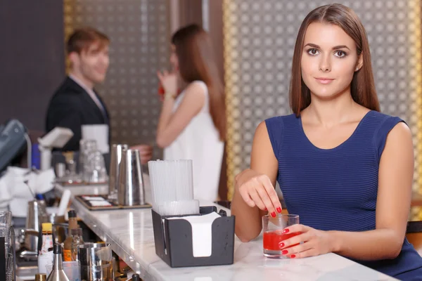 Donna siede al bancone del bar — Foto Stock