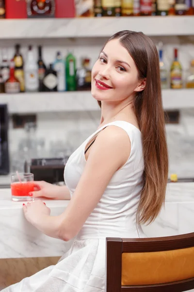 Frau verbringt Zeit in der Bar — Stockfoto