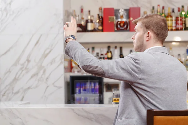 Uomo con un cocktail al bar — Foto Stock
