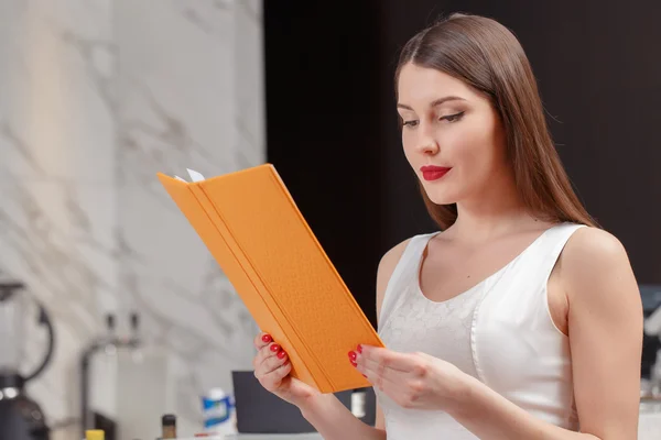 Woman holds a menu at the bar — Stock Photo, Image