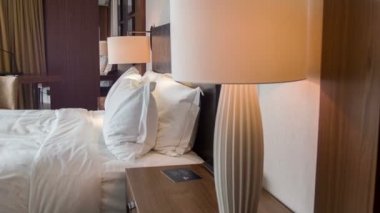 Güzel manzaralı otel yatak odası