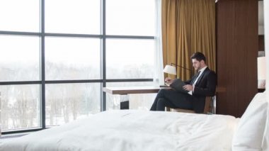 Yakışıklı işadamı rahatlatıcı otel