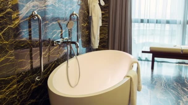 Роскошная ванная комната в натуральных цветах — стоковое видео