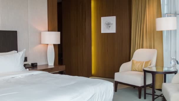 Güzel manzaralı otel yatak odası — Stok video