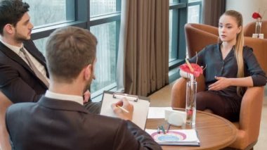 İş arkadaşlarınızla Toplantı salonunun içinde