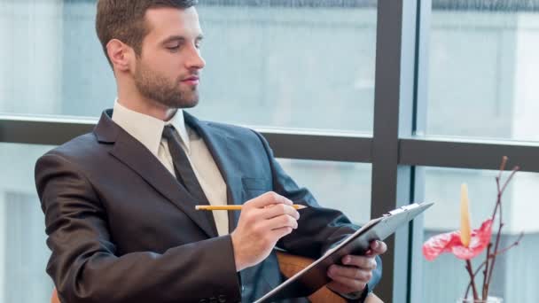 Negócios com colegas na sala de reuniões — Vídeo de Stock