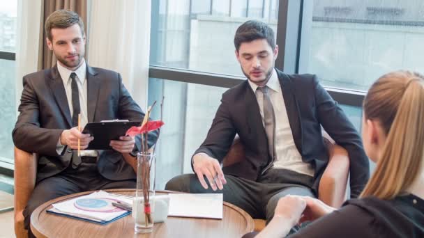 Бізнес з колегами в кімнаті для переговорів — стокове відео