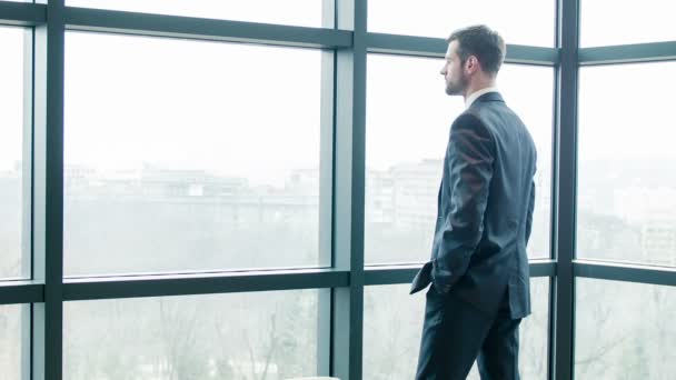 Hombre de negocios antes de sala de reuniones — Vídeo de stock