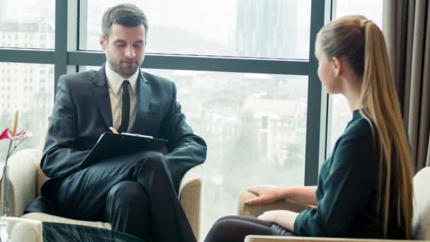 Negócios com colegas na sala de reuniões — Vídeo de Stock