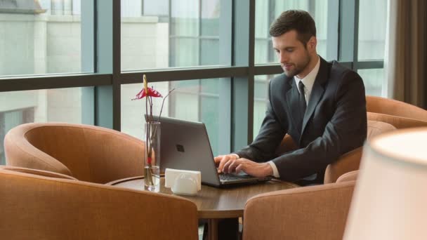 Hombre de negocios en el tiempo de trabajo con el ordenador portátil — Vídeo de stock