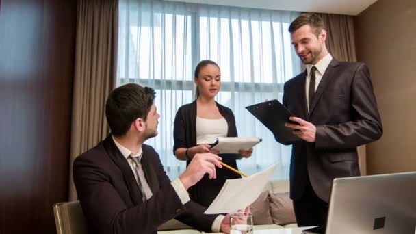 Negócios com colegas na sala de reuniões — Vídeo de Stock