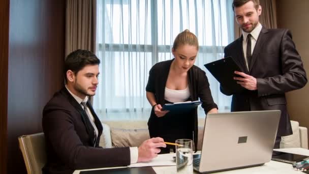 Negocios con colegas en la sala de reuniones — Vídeo de stock