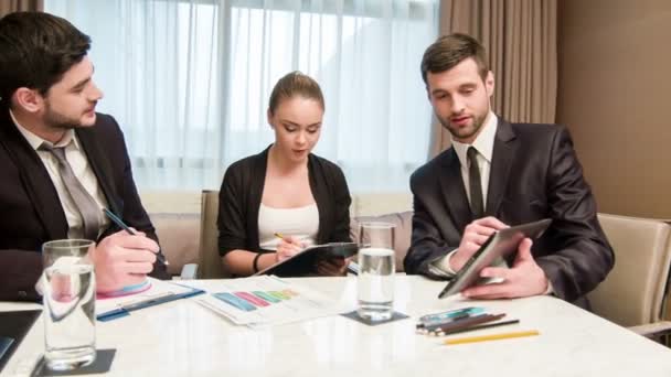 Negócios com colegas na sala de reuniões — Vídeo de Stock