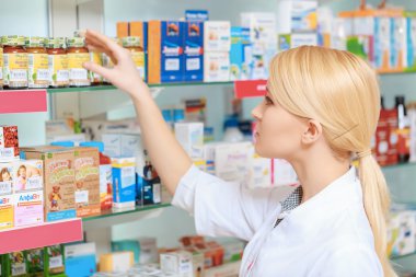 Eczacı ilaçların raflarda düzenlenmesi