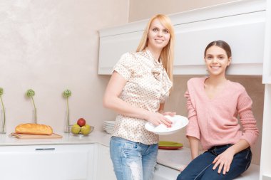 Anne ve kızı bulaşıkları yıkamak