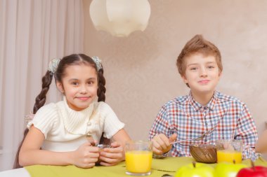 Şirin çocuklar evde bir yemek