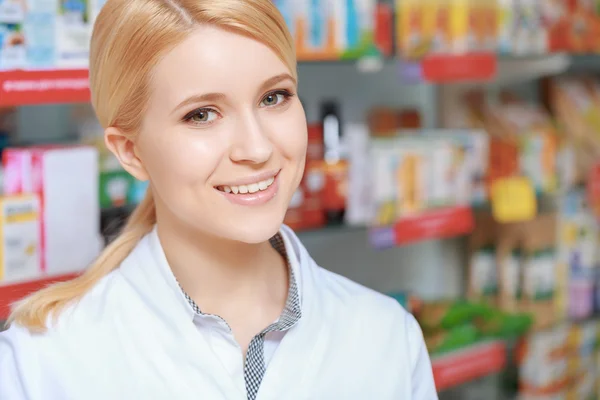 Helpful and smiling pharmacist — Stock Photo, Image