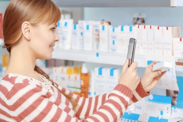 Customer choice at the pharmacy — Stock Photo, Image