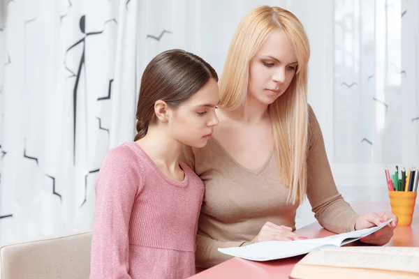 Mor och dotter studera tillsammans — Stockfoto
