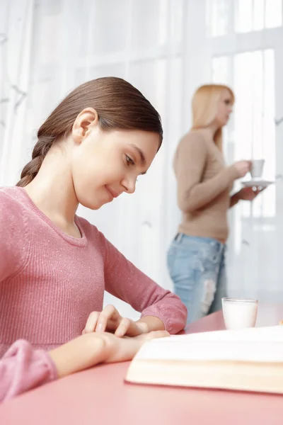 Moeder en dochter studeren samen — Stockfoto