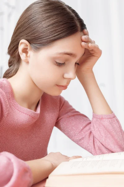 Adolescente chica con un libro —  Fotos de Stock