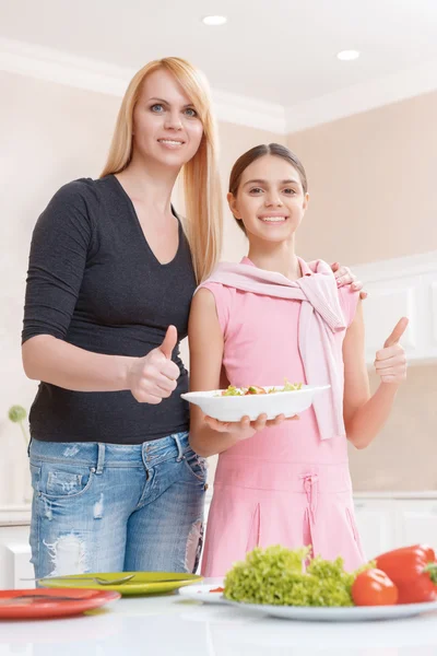 Mother and daughter cooking salad — Stock Photo, Image