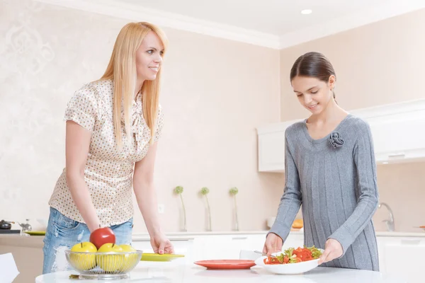 Mother and daughter have lunch — Stock Photo, Image