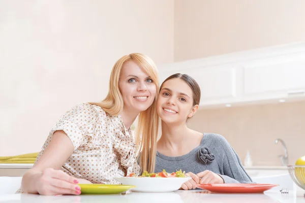 Mother and daughter have lunch — Stock Photo, Image