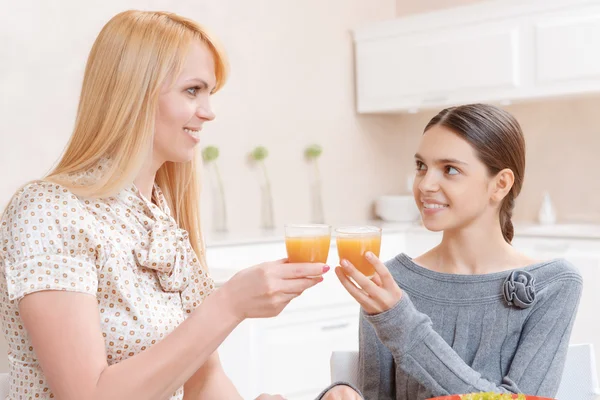 Madre e hija beben jugo — Foto de Stock