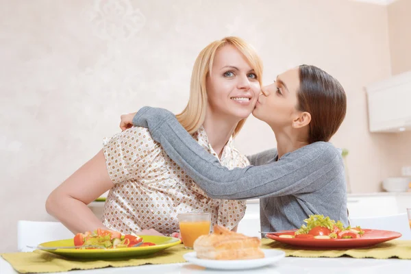 Mother and daughter give each other a kiss — Stock Photo, Image