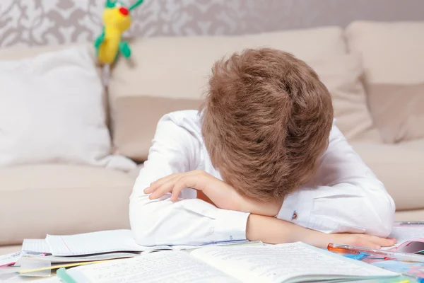 Шкільний хлопчик виконує домашні завдання — стокове фото
