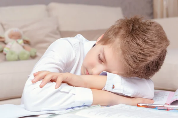 Niño de la escuela haciendo tareas en casa — Foto de Stock