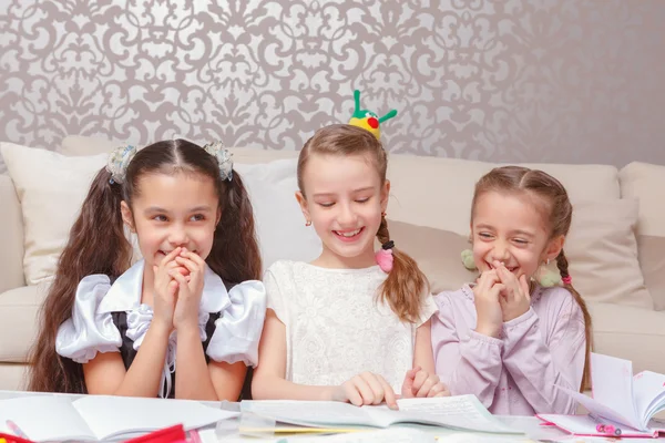 Schülerinnen erledigen Hausaufgaben gemeinsam — Stockfoto