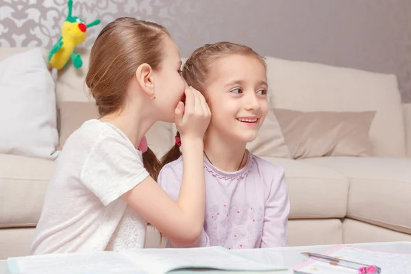 Mädchen flüstern einander ins Ohr — Stockfoto