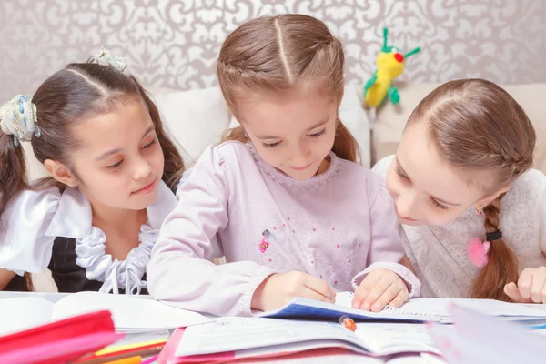 Kleine Mädchen lernen zusammen — Stockfoto
