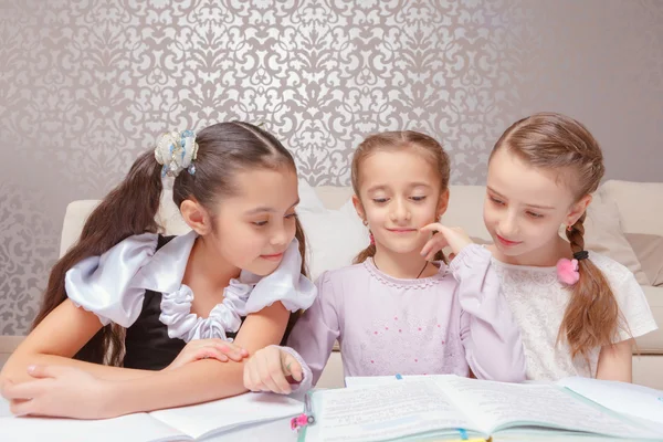 Små flickor studera tillsammans — Stockfoto