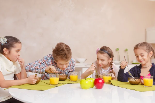 Děti mají oběd doma — Stock fotografie