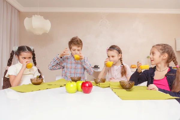 Kinderen drinken sap samen — Stockfoto