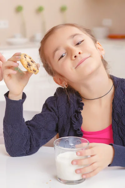 Kinderen drinken melk en koekjes — Stockfoto