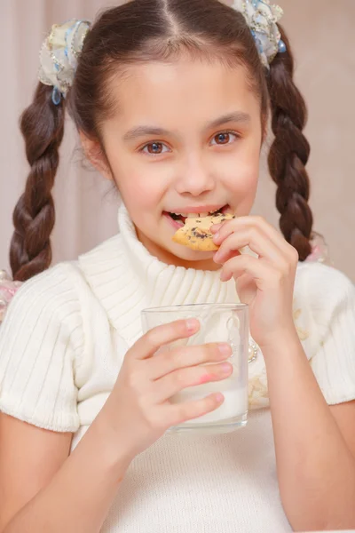 Los niños beben leche y galletas —  Fotos de Stock