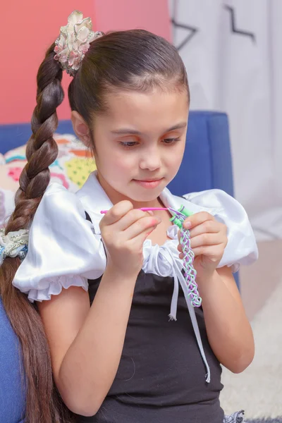 Dzieci razem zrobić bransoletki — Zdjęcie stockowe
