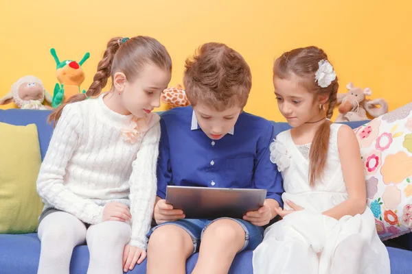 Kinder spielen am Tablet-Computer — Stockfoto